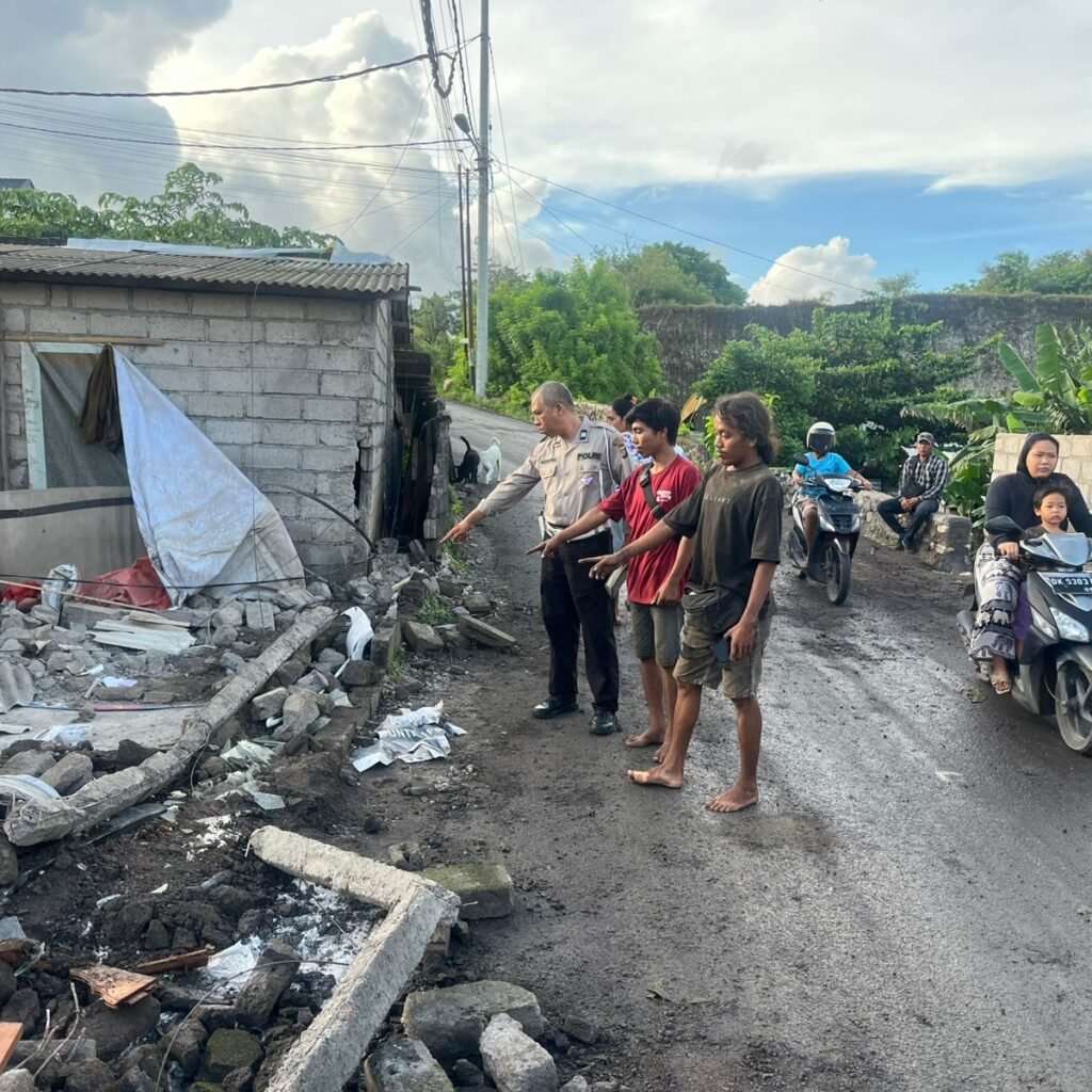 KECELAKAAN TRUK-Polisi menunjuk lokasi kecelakaan truk Fuso tabrak rumah warga di Jalan Pura Pengulapan, depan Kampung Gar, Banjar Giri, Ungasan, Kuta Selatan, Badung.