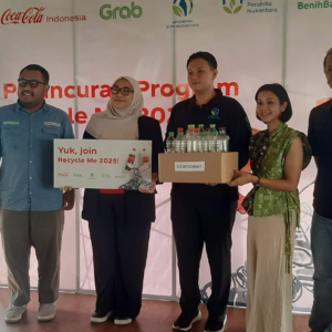 Para perwakilan Coca-Cola Indonesia bersama mitra program Recycle Me 2025 berfoto bersama saat peluncuran program di Bale Udang Mang Engking Kuta, Denpasar, Jumat (5/12/2025).