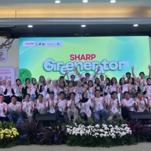 u8-035-Foto-1-Seluruh-anggota-Sharp-Greenerator-berfoto-bersama-perwakilan-Sharp-Indonesia-setelah-acara-Sharp-Greenerator-Festival-2025-selesai.HEIC