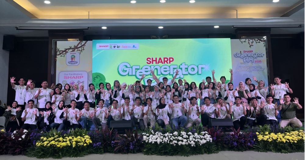 u8-035-Foto-1-Seluruh-anggota-Sharp-Greenerator-berfoto-bersama-perwakilan-Sharp-Indonesia-setelah-acara-Sharp-Greenerator-Festival-2025-selesai.HEIC