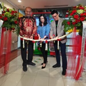 u8-035-Foto-1-Sharp-mesin-RVM-diresmikan-oleh-perwakilan-Sharp-perwakilan-Plaza-Indonesia-dan-perwakilan-Plasticpay