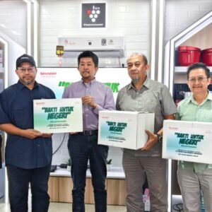 u8-037-Foto-1-Perwakilan-Sharp-menyerahkan-donasi-program-Bakti-Untuk-Negeri-banjirsumatra-kepada-perwakilan-Human-Initiative