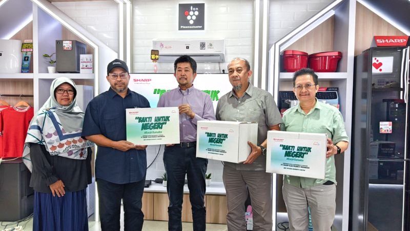 u8-037-Foto-1-Perwakilan-Sharp-menyerahkan-donasi-program-Bakti-Untuk-Negeri-banjirsumatra-kepada-perwakilan-Human-Initiative