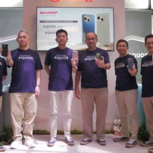 u8-038-Foto-1-Perwakilan-Sharp-menunjukan-produk-terbaru-smartphone-Sharp-AQUOS-R10-dan-sense10