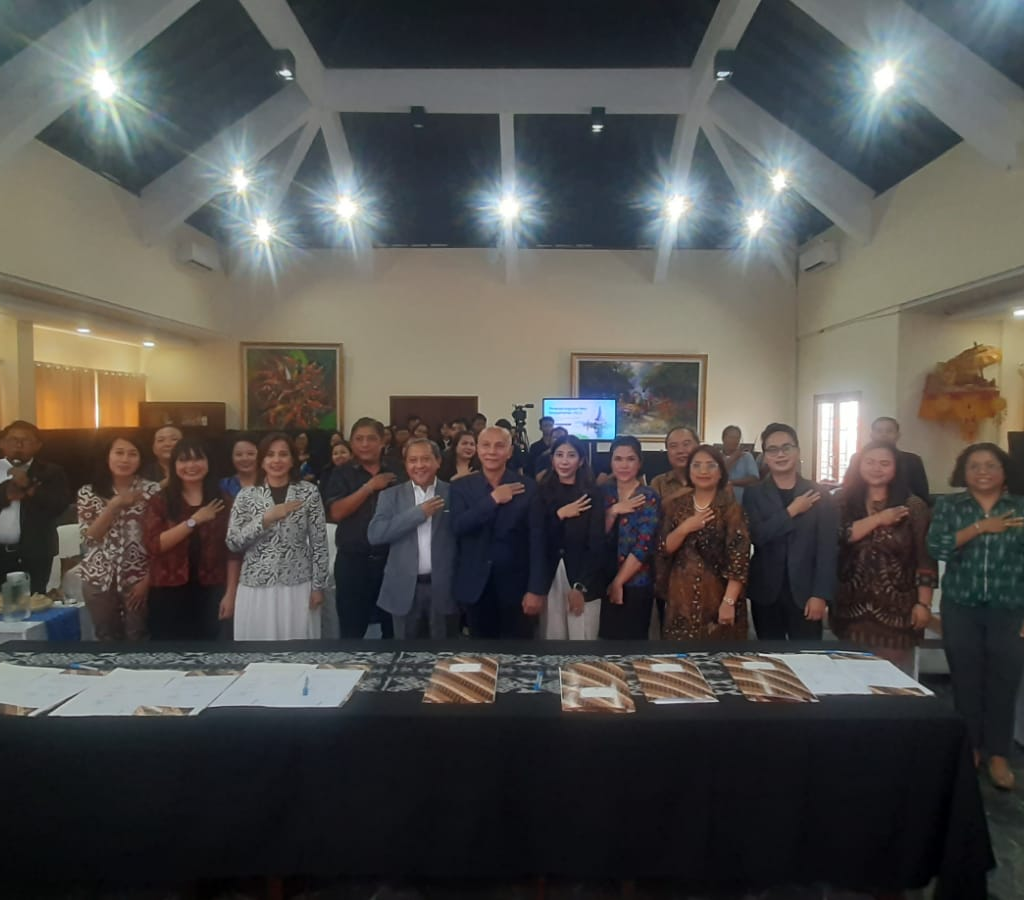 Foto bersama para pihak seusai penandatanganan Nota Kesepahaman (MoU) antara Melali Bali Group dan Bali Medical Tourism Association (BMTA) di Denpasar, Sabtu (24/1/2026).