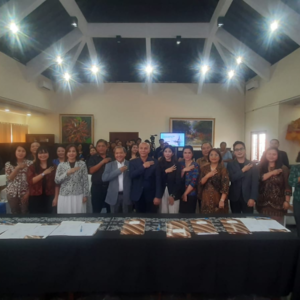 Foto bersama para pihak seusai penandatanganan Nota Kesepahaman (MoU) antara Melali Bali Group dan Bali Medical Tourism Association (BMTA) di Denpasar, Sabtu (24/1/2026).
