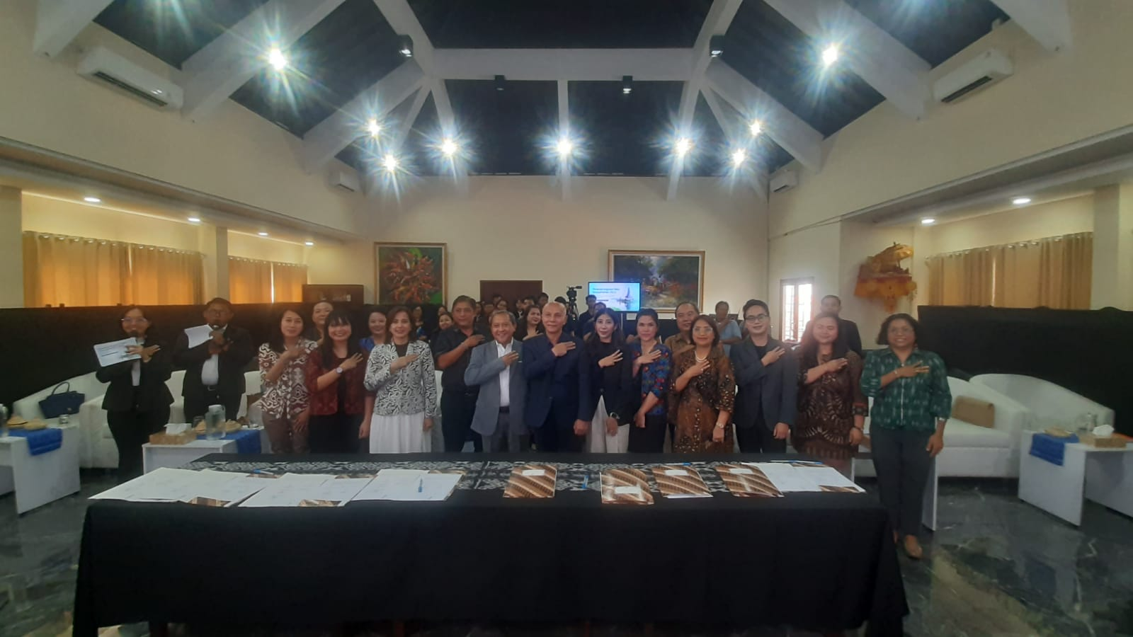 Foto bersama para pihak seusai penandatanganan Nota Kesepahaman (MoU) antara Melali Bali Group dan Bali Medical Tourism Association (BMTA) di Denpasar, Sabtu (24/1/2026).