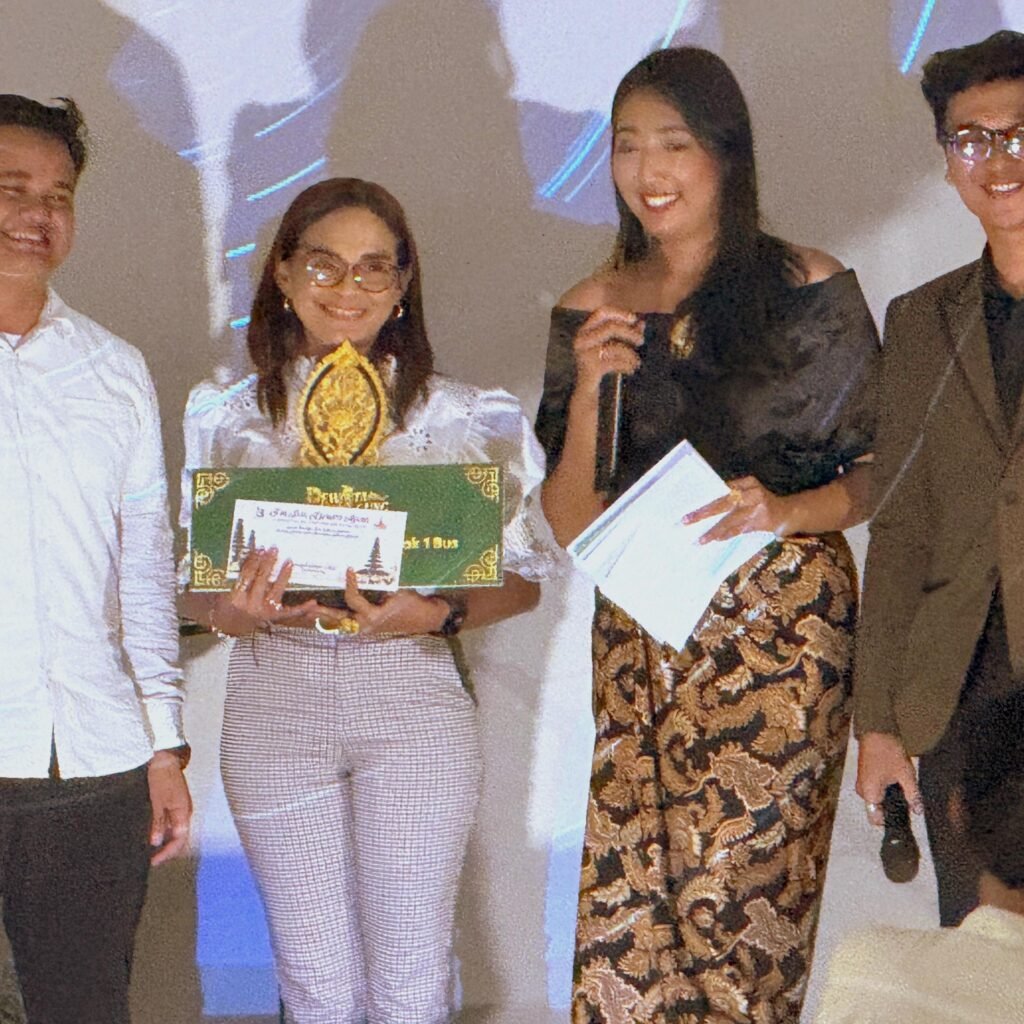 Founder-Pie-Susu-Dewata-Agung-Muchram-Ibrahim-kiri-saat-menyerahkan-penggahargaan-kepada-salah-satu-mitra-pariwisata