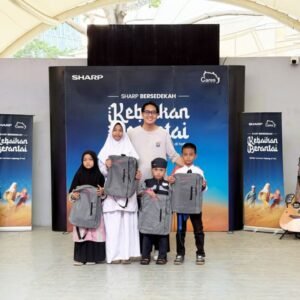 007-Foto-3-Pandu-SetioPR-Brand-Communication-Head-Department-menyerahkan-paket-untuk-keperluan-sekolah