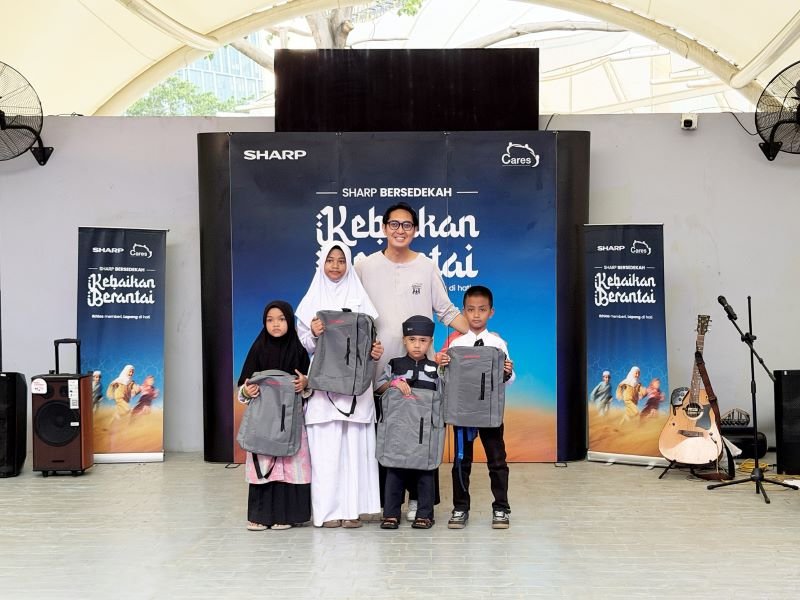 007-Foto-3-Pandu-SetioPR-Brand-Communication-Head-Department-menyerahkan-paket-untuk-keperluan-sekolah