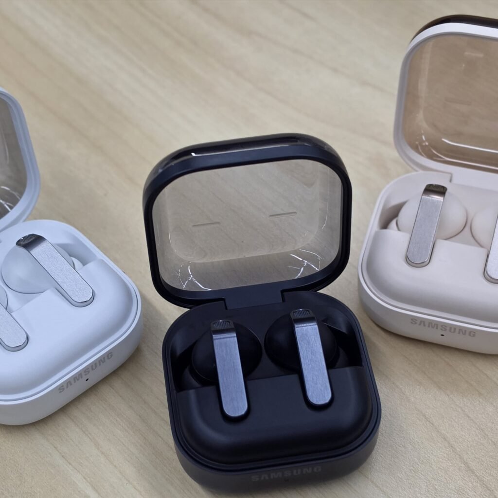 Galaxy Buds4 Series padukan estetika metal yang bold dengan fitur pintar seperti Head Gestures untuk kenyamanan maksimal saat berkarya.