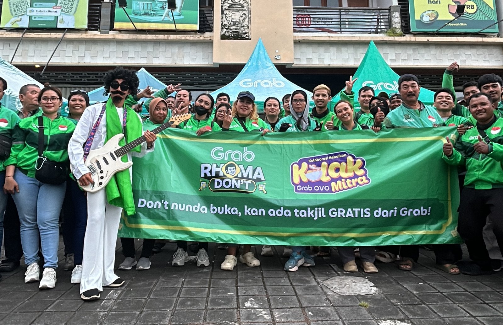 Mitra Pengemudi Grab Bali Bagikan 800 Takjil Gratis dalam Program KOLAK Ramadan