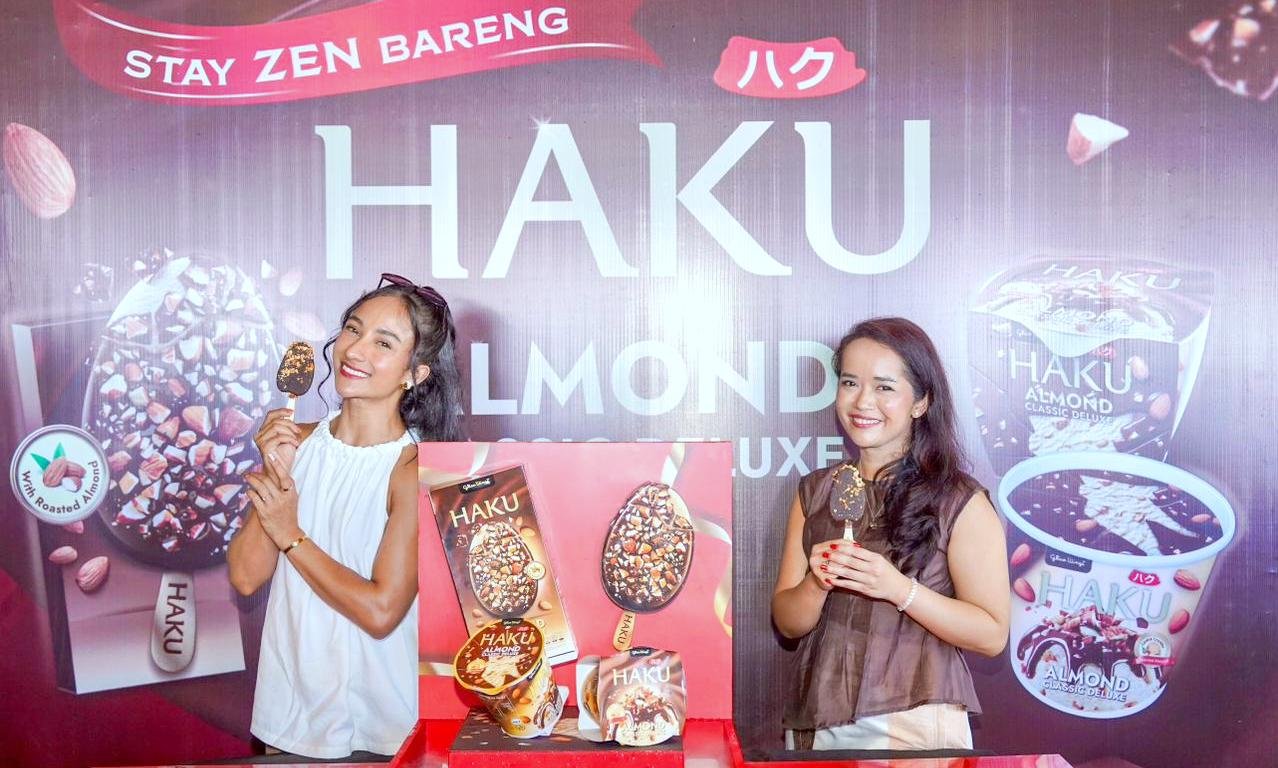 Naomi-Zaskia-Bersama-Mulyarasti-Soehoed-Head-of-Marketing-Glico-WINGS-Perkenalkan-HAKU-Almond-Classic-Deluxe-dalam-Kampanye-Stay-Zen-Bareng-HAKU
