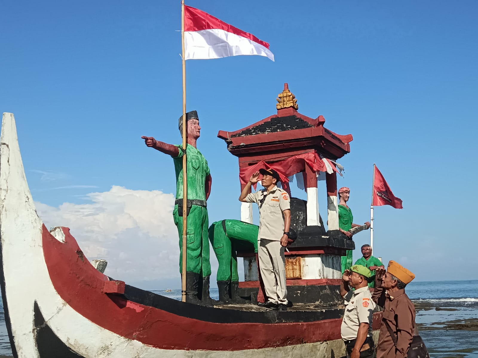Peringatan pendaratan Ekspedisi Pejuang Sunda Kecil di Monumen Pangkung Jukung yang berlokasi di tepi Pantai Yeh Kuning, Pekutatan, Minggu (5/4/2026).