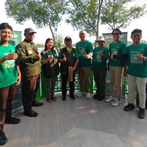 008-Foto-1-Penyerahan-pohon-mangrove-kepada-perwakilan-hutan-lindung-Angke-Kapuk