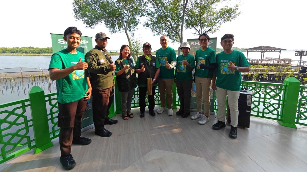 008-Foto-1-Penyerahan-pohon-mangrove-kepada-perwakilan-hutan-lindung-Angke-Kapuk
