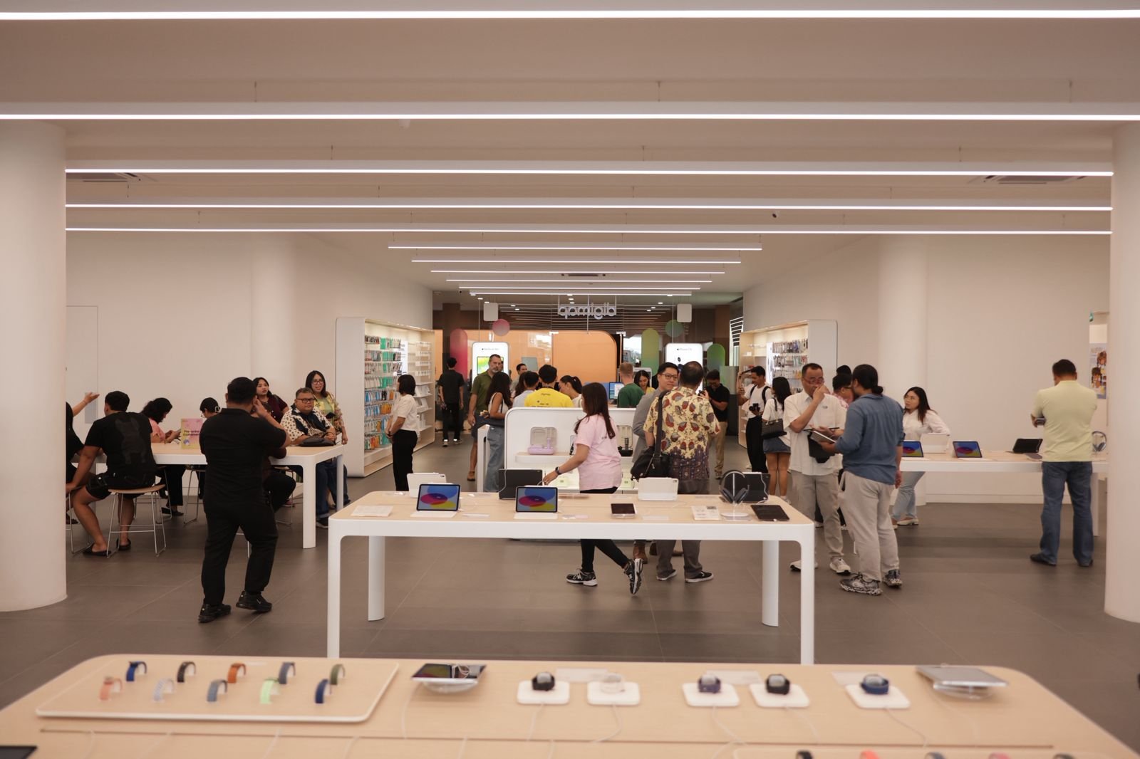 Suasana peluncuran MacBook Neo disalah satu gerai Digimap.