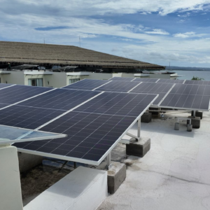 Instalasi PLTS atap berkapasitas 323 kWp di salah satu resor internasional premium di Bali yang dikembangkan bersama Greenvolt Power Indonesia.