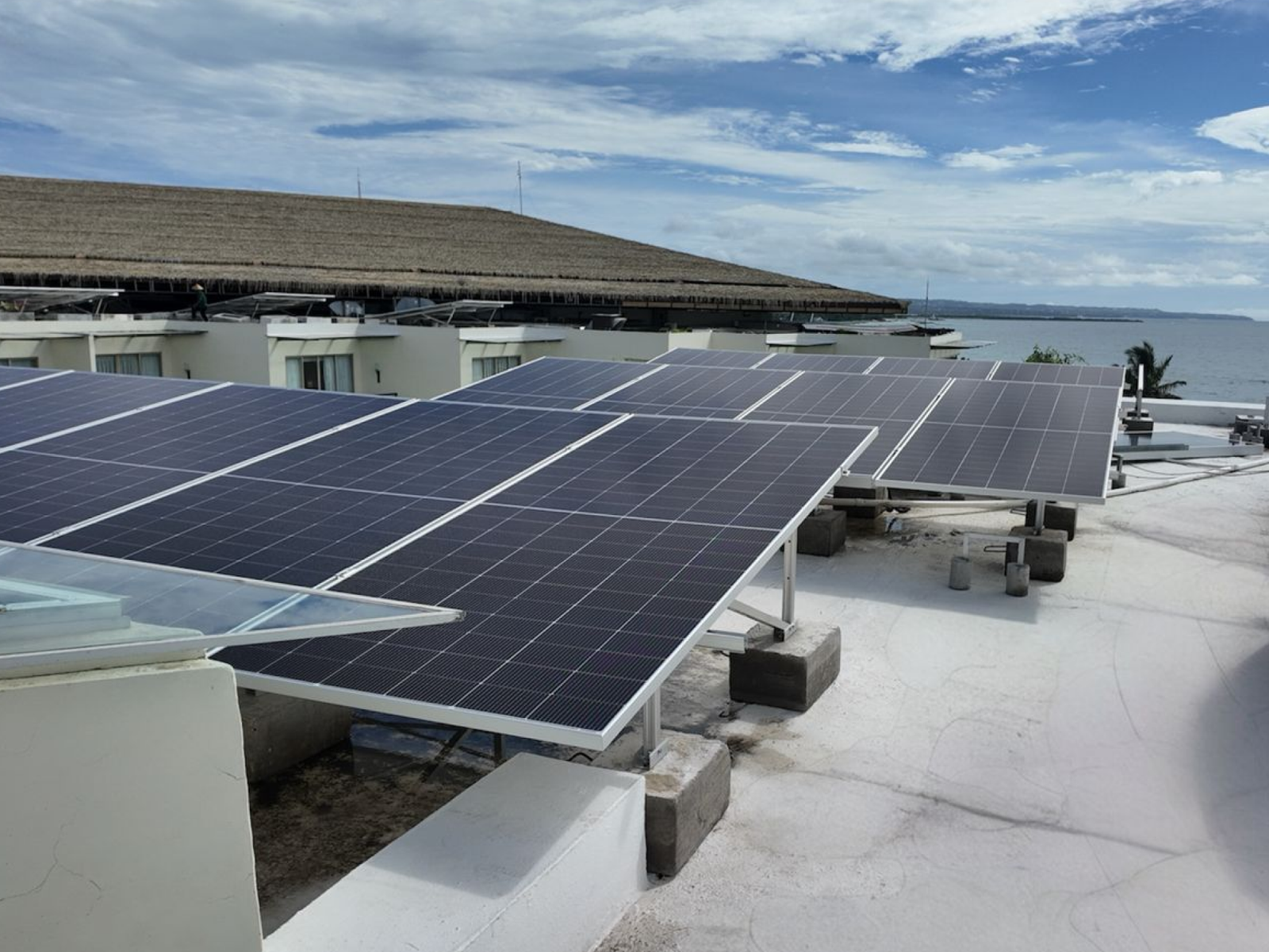 Instalasi PLTS atap berkapasitas 323 kWp di salah satu resor internasional premium di Bali yang dikembangkan bersama Greenvolt Power Indonesia.