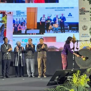 Menteri Pariwisata, Widiyanti Putri Wardhana didampingi para stakeholder pariwisata dan lingkungan saat membuka The Meru Eco Tourism Week 4th Edition.