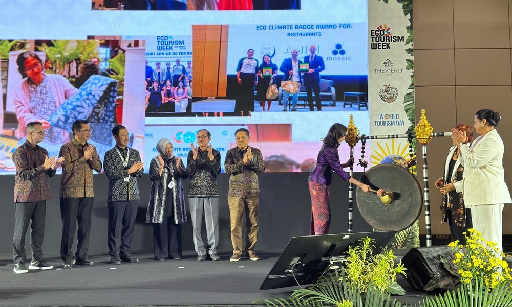 Menteri Pariwisata, Widiyanti Putri Wardhana didampingi para stakeholder pariwisata dan lingkungan saat membuka The Meru Eco Tourism Week 4th Edition.