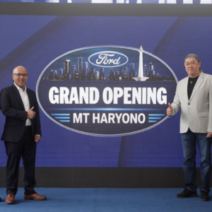 Erik Pascanugraha, Sales Director RMA Indonesia, Toto Suharto, Country Manager RMA Indonesia, Andee Yoestong, President Director Kreasi Auto Kencana, dan Adhitiyo Priyo Haji, GM Sales & Marketing Kreasi Auto Kencana brefoto bersama pada acara peresmian dealer baru di kawasan MT Haryono, Jakarta, Selasa (5/5/2026).