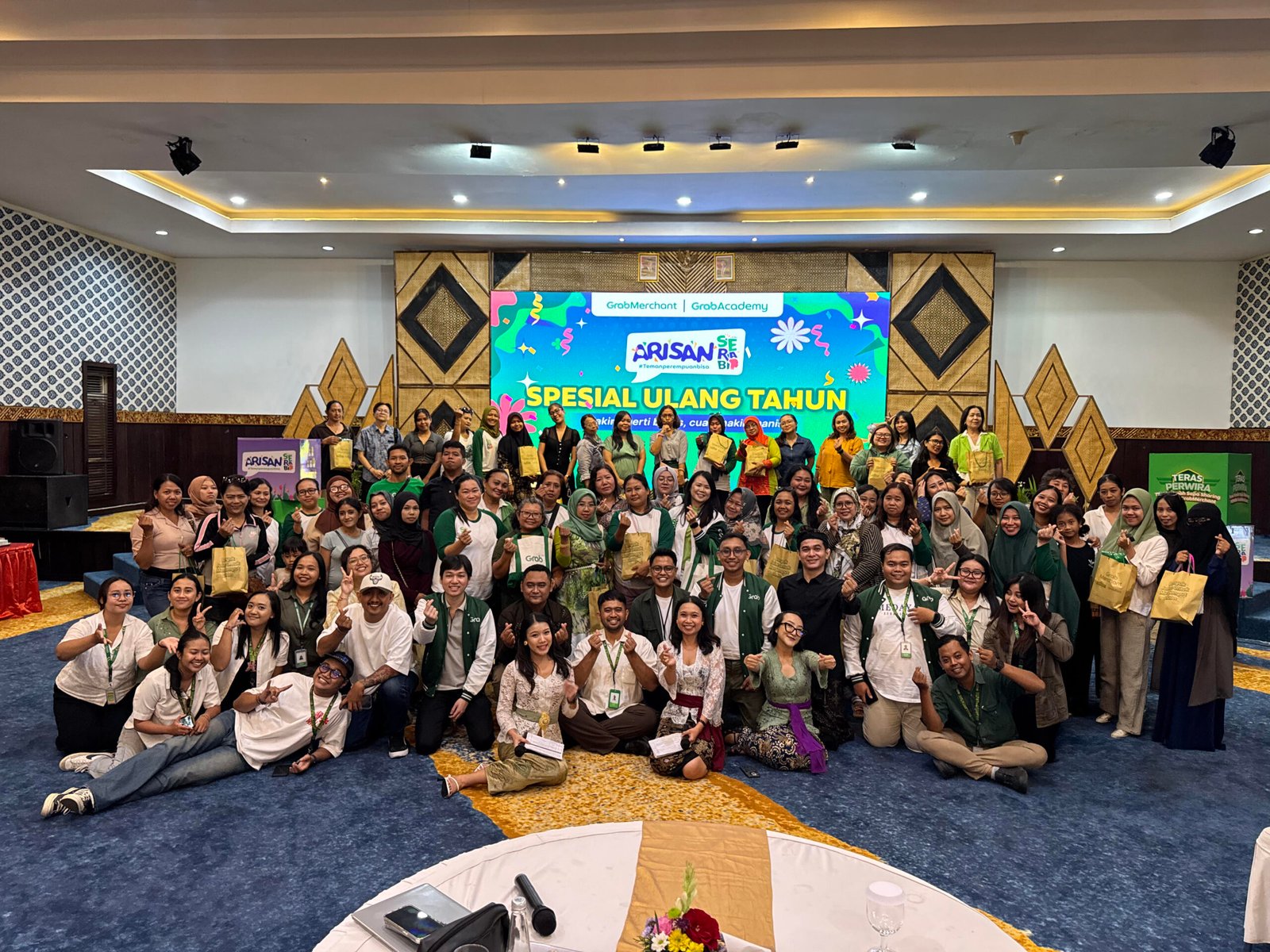 Para perempuan Mitra GrabMerchant yang tergabung dalam komunitas SERABi (Sekumpulan Perempuan Bisa) berfoto bersama, setelah mengikuti Arisan SERABI dengan tema “TEMAN PEREMPUAN BISA: Makin Ngerti Bisnis, Cuan Makin Manis” di Bali. Arisan SERABi ini berlangsung di 13 kota di Indonesia.