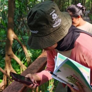 011-Foto-1-Peserta-Sharp-Biodiversity-Hunt-sedang-mendokumentasikan-hewan-yang-ditemukan