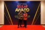 013-Foto-1-Perwakilan-Sharp-menerima-penghargaan-smartphone-of-the-year-mid-year-category-di-selular-awards-2026
