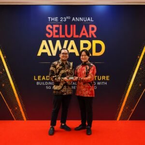 013-Foto-1-Perwakilan-Sharp-menerima-penghargaan-smartphone-of-the-year-mid-year-category-di-selular-awards-2026