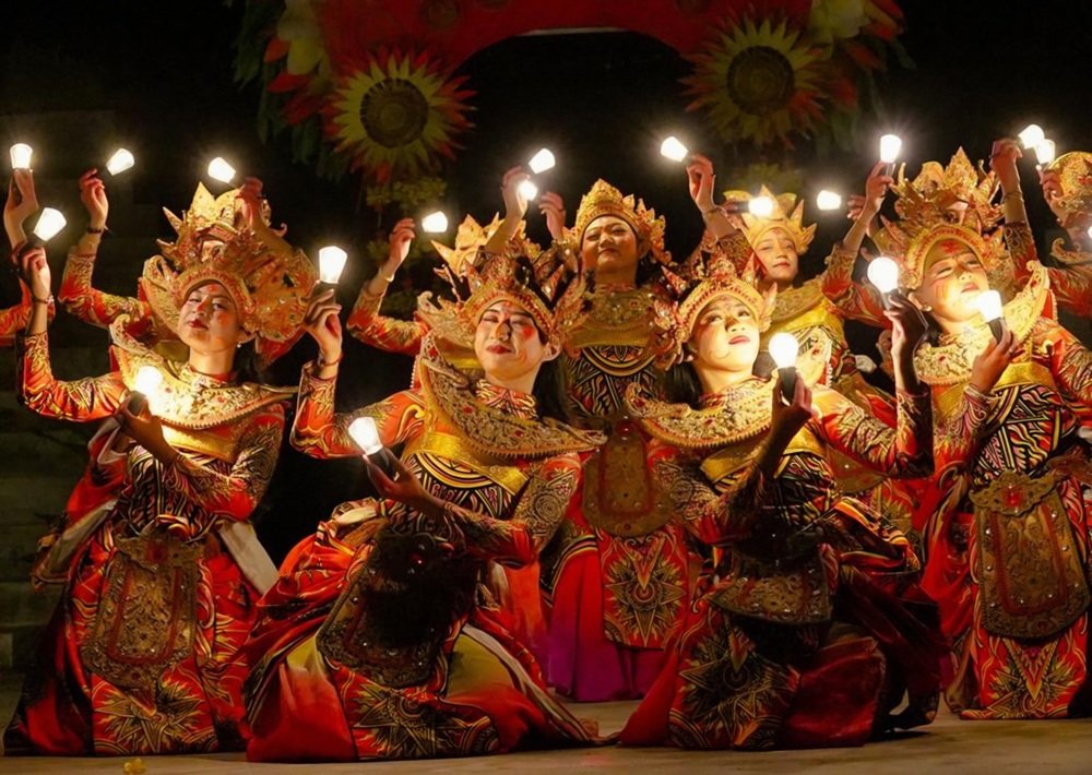 A-night-where-culture-met-creativity.-On-24-July-Cipta-Rwa-Loka-Glow-in-the-Dark-brought-Balin