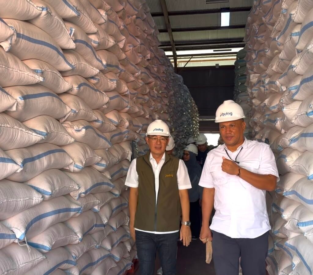 Direktur-Keuangan-BULOG-kunjungi-gudang-Sempidi-guna-memastikan-kesiapan-bantuan-pangan