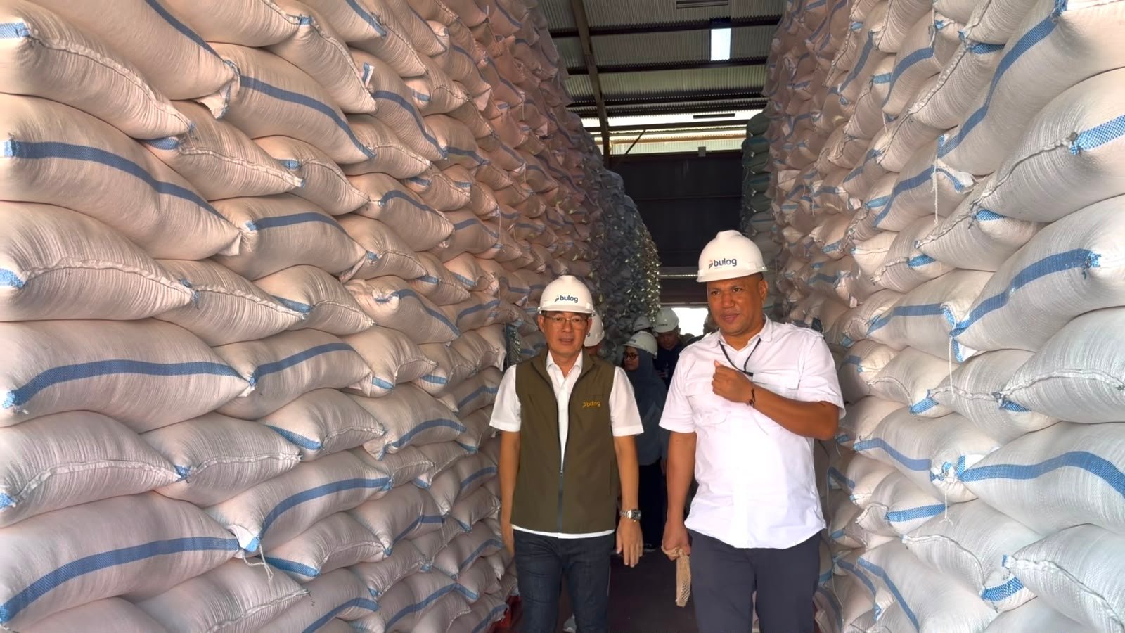 Direktur-Keuangan-BULOG-kunjungi-gudang-Sempidi-guna-memastikan-kesiapan-bantuan-pangan