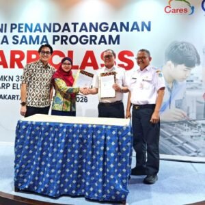 019-Foto-1-Perwakilan-SHarp-bersama-perwakilan-Sekolah-menunjukan-nota-kesepakatan-program-Sharp-Class-yang-telah-ditanda-tangani_edited