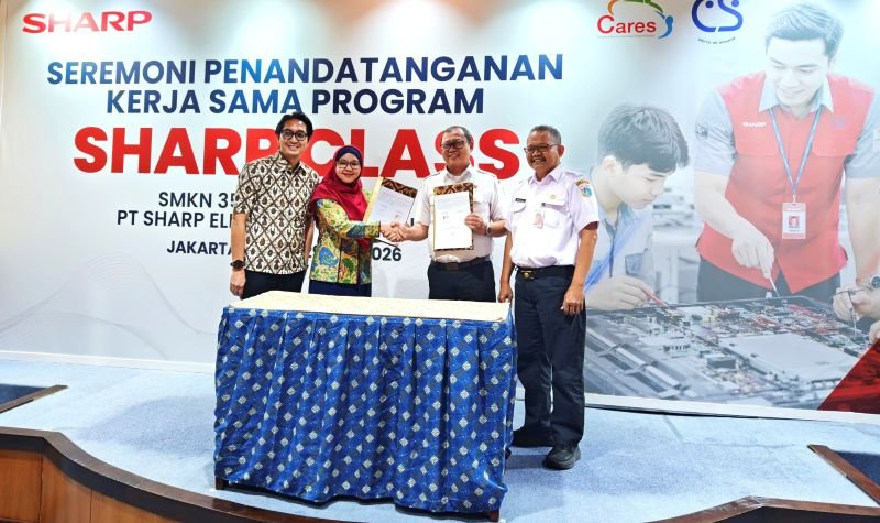 019-Foto-1-Perwakilan-SHarp-bersama-perwakilan-Sekolah-menunjukan-nota-kesepakatan-program-Sharp-Class-yang-telah-ditanda-tangani_edited
