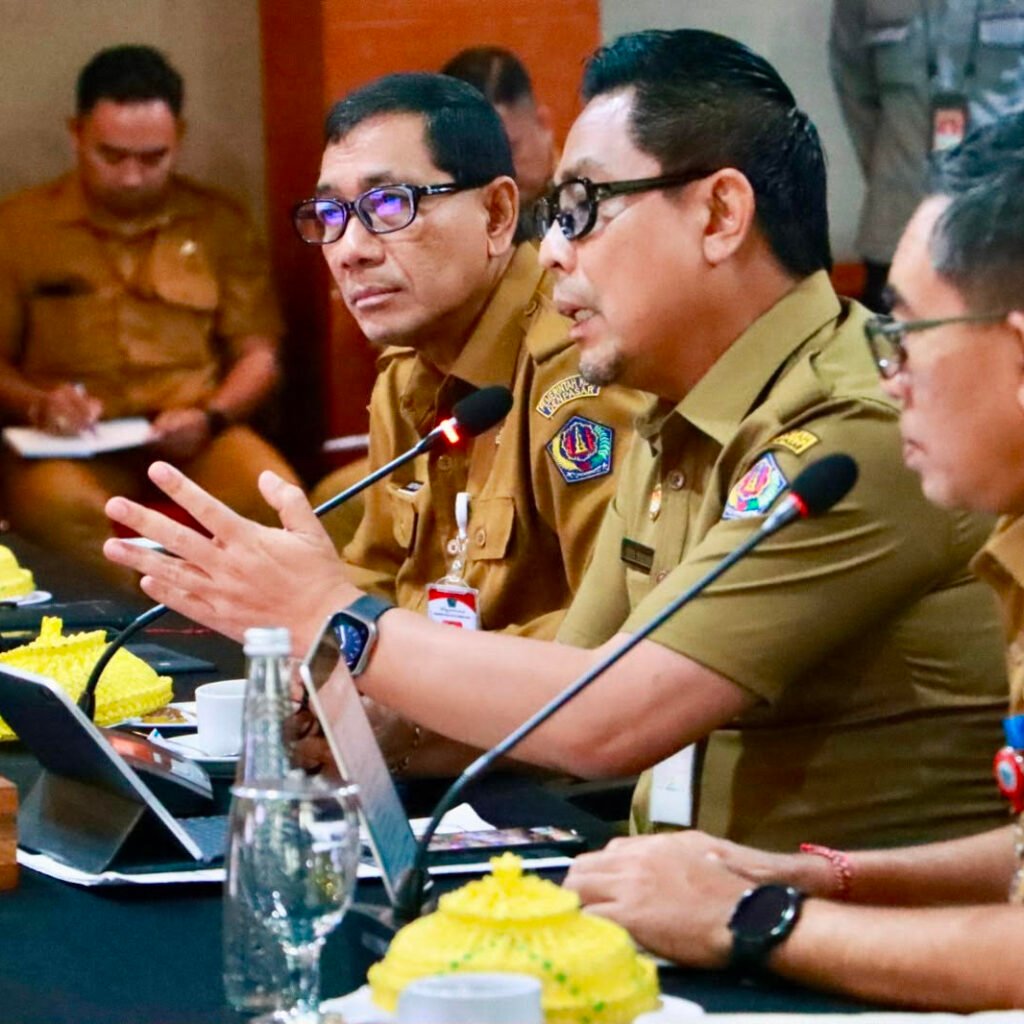 Wakil-Walikota-Denpasar-I-Kadek-Agus-Arya-Wibawa-saat-memimpin-Rapat-Koordinasi-Tim-Koordinasi-Penanggulangan-Kemiskinan-TKPK-dan-Percepatan-Perlinsos-di-Denpasar-bertempat-di-Ruang-Sewaka-Mahottama-Graha-Sewakadarma