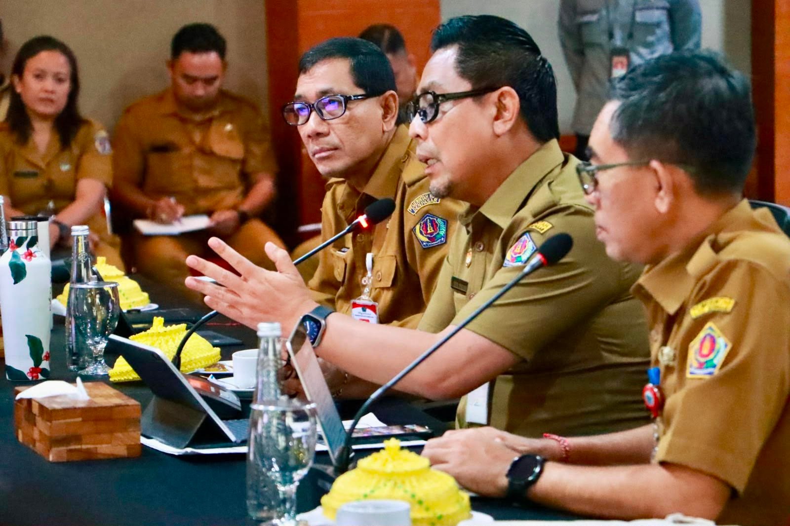 Wakil-Walikota-Denpasar-I-Kadek-Agus-Arya-Wibawa-saat-memimpin-Rapat-Koordinasi-Tim-Koordinasi-Penanggulangan-Kemiskinan-TKPK-dan-Percepatan-Perlinsos-di-Denpasar-bertempat-di-Ruang-Sewaka-Mahottama-Graha-Sewakadarma