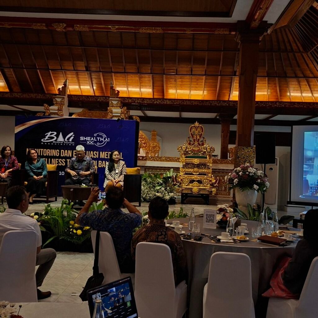 Direktur Pengembangan Pelayanan Kesehatan Rujukan Kementerian Kesehatan, dr. Yanti Herman, M.H.Kes., (pada layar) saat memberikan paparan secara daring dalam kegiatan Monev Medical Wellness Tourism Bali yang diselenggarakan BMTA di Hotel Puri Santrian, Sanur, Denpasar, Jumat (10/7/2026).