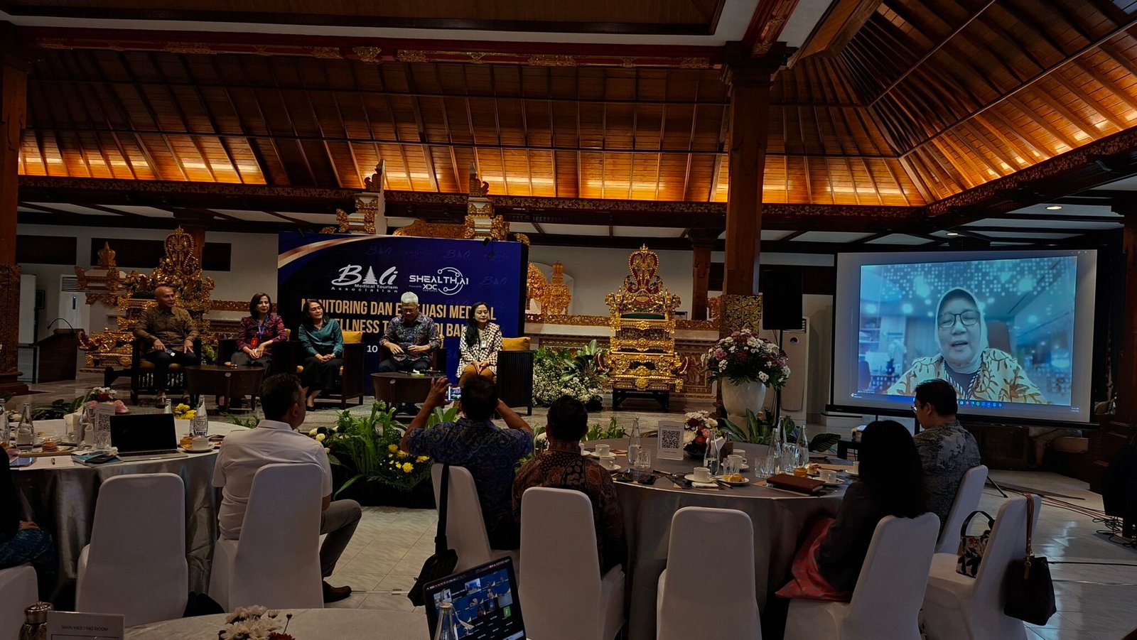 Direktur Pengembangan Pelayanan Kesehatan Rujukan Kementerian Kesehatan, dr. Yanti Herman, M.H.Kes., (pada layar) saat memberikan paparan secara daring dalam kegiatan Monev Medical Wellness Tourism Bali yang diselenggarakan BMTA di Hotel Puri Santrian, Sanur, Denpasar, Jumat (10/7/2026).
