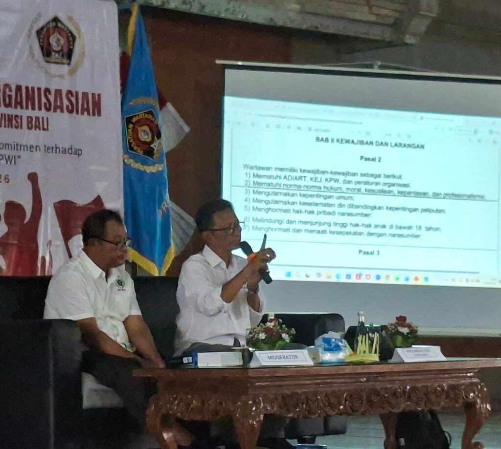 Narasumber IGMB Dwikora Putra (kanan) menyampaikan materi dalam OKK PWI Provinsi Bali tentang Kode Etik Jurnalistik, Kode Prilaku Wartawan dan Profesionalisme Wartawan, di Gedung PWI, Kamis (20/8).