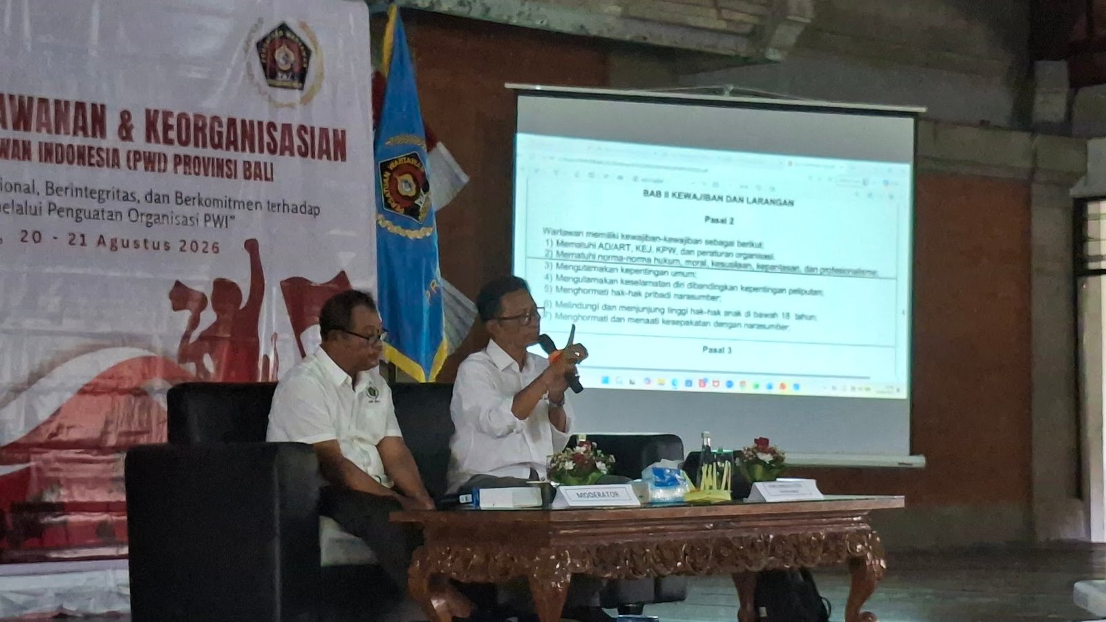 Narasumber IGMB Dwikora Putra (kanan) menyampaikan materi dalam OKK PWI Provinsi Bali tentang Kode Etik Jurnalistik, Kode Prilaku Wartawan dan Profesionalisme Wartawan, di Gedung PWI, Kamis (20/8).