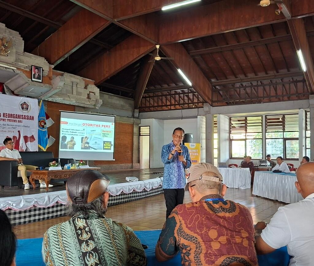 Emanauel Dewata Oja (Edo) menyampaikan materi tentang profesionalisme wartawan dalam kegiatan Orientasi Kewartawanan dan Keorganisasian (OKK) PWI Provinsi Bali di Gedung PWI Bali, Denpasar, Jumat (20/8/2026).