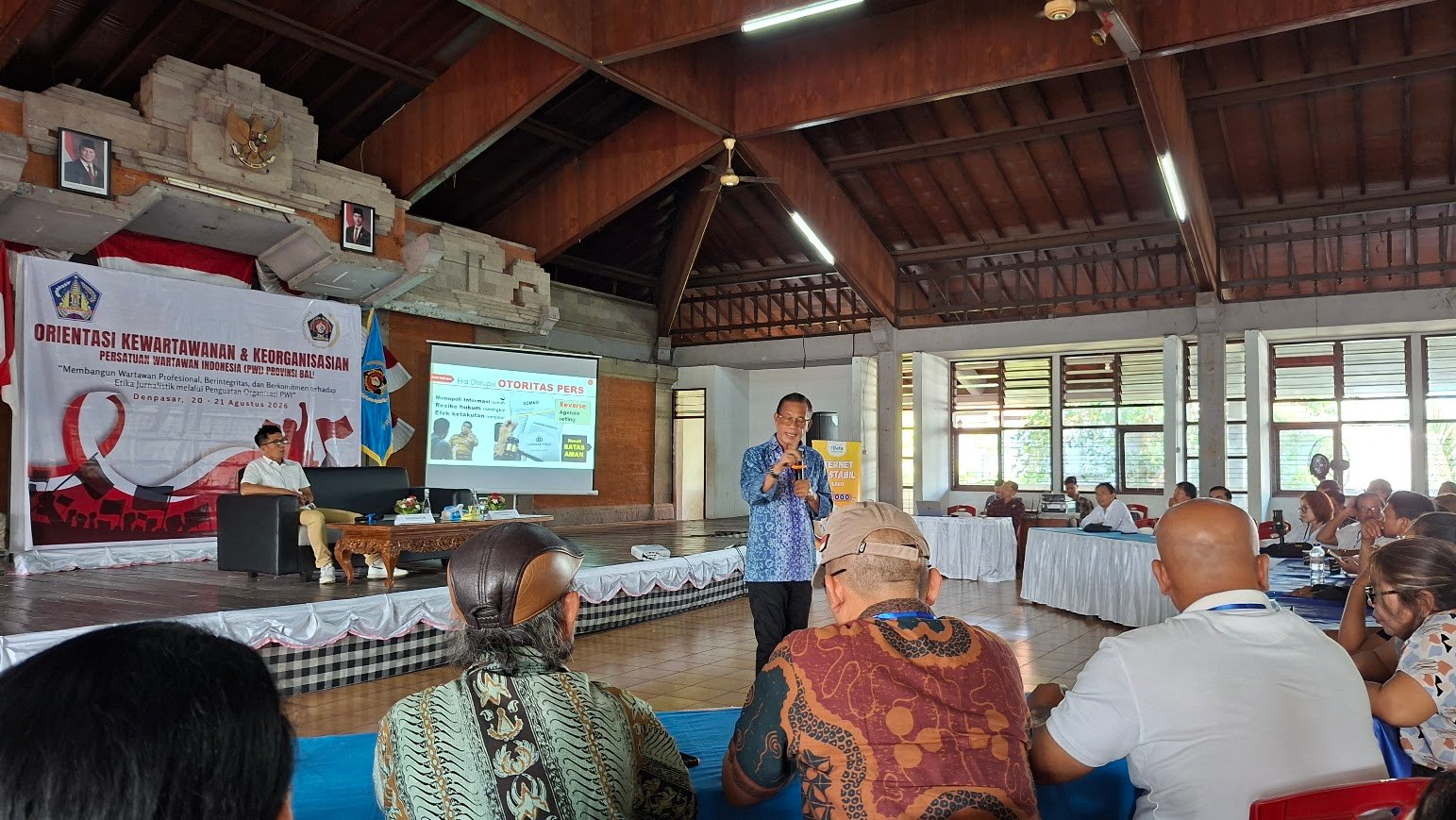 Emanauel Dewata Oja (Edo) menyampaikan materi tentang profesionalisme wartawan dalam kegiatan Orientasi Kewartawanan dan Keorganisasian (OKK) PWI Provinsi Bali di Gedung PWI Bali, Denpasar, Jumat (20/8/2026).