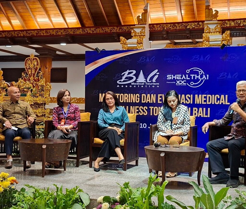Dosen dan Guru Besar di Fakultas Kedokteran, Kesehatan Masyarakat dan Keperawatan UGM Prof. Laksono (kanan) dan KetuaBMTA, dr. I Gede Wiryana Patra Jaya, M.Kes (kiri) berssama narasumber lainnya saat diskusi pada Monev Medical Wellness Tourism Bali tertempat di Puri Satrian, Sanur Bali.