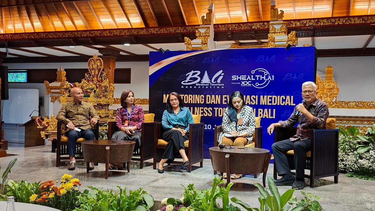 Dosen dan Guru Besar di Fakultas Kedokteran, Kesehatan Masyarakat dan Keperawatan UGM Prof. Laksono (kanan) dan KetuaBMTA, dr. I Gede Wiryana Patra Jaya, M.Kes (kiri) berssama narasumber lainnya saat diskusi pada Monev Medical Wellness Tourism Bali tertempat di Puri Satrian, Sanur Bali.