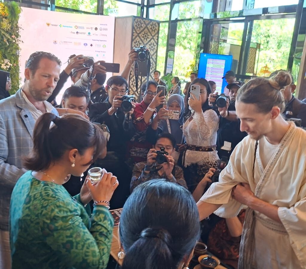 Wakil Menteri Pariwisata Ni Luh Puspa mencoba salah satu produk minuman wellness saat meninjau stan peserta dalam Bali Wellness and Beauty Expo 2026 di Bali Beach Convention Center, The Meru Sanur, usai membuka pameran tersebut, Jumat (5/6/2026).