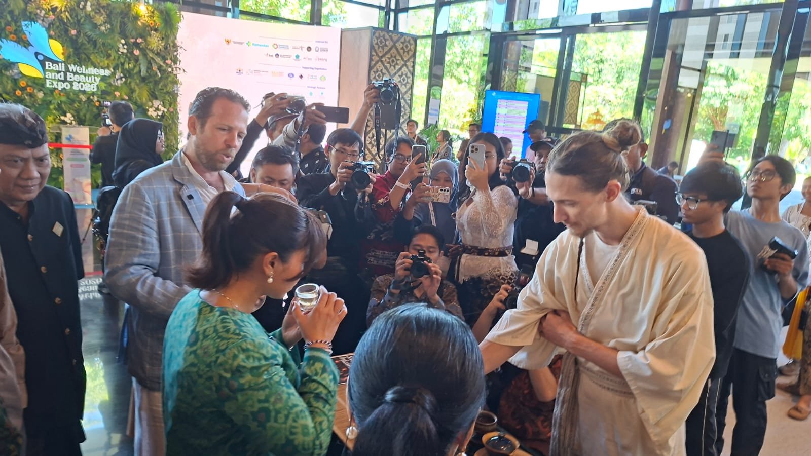 Wakil Menteri Pariwisata Ni Luh Puspa mencoba salah satu produk minuman wellness saat meninjau stan peserta dalam Bali Wellness and Beauty Expo 2026 di Bali Beach Convention Center, The Meru Sanur, usai membuka pameran tersebut, Jumat (5/6/2026).