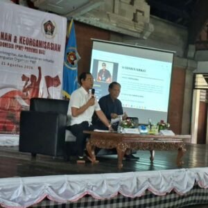 Wartawan senior Widminarko (kanan) bersama moderator saat menjadi narasumber dalam Orientasi Kewartawanan dan Keorganisasian (OKK) PWI Provinsi Bali di Gedung PWI Provinsi Bali, Kamis (20/8/2026).
