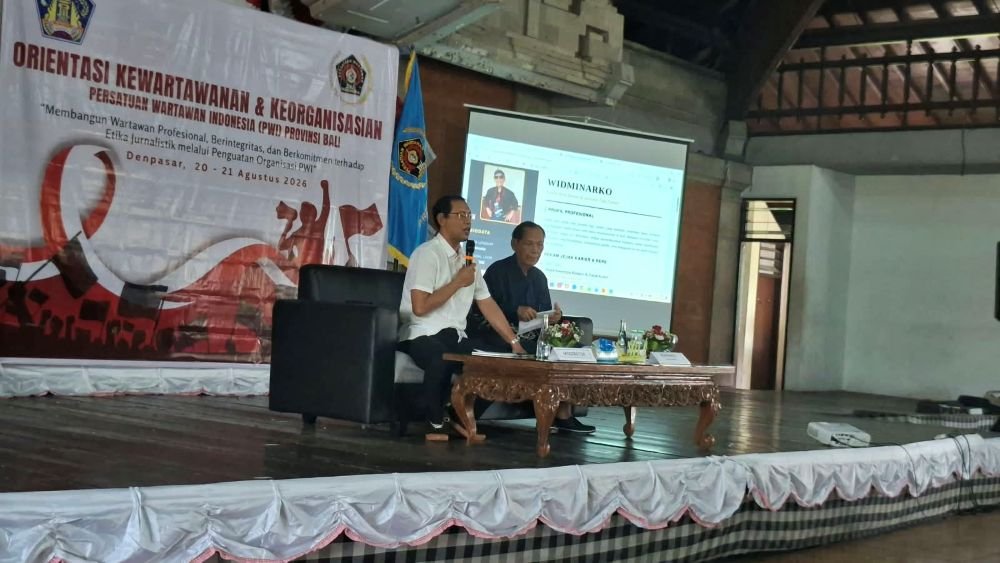 Wartawan senior Widminarko (kanan) bersama moderator saat menjadi narasumber dalam Orientasi Kewartawanan dan Keorganisasian (OKK) PWI Provinsi Bali di Gedung PWI Provinsi Bali, Kamis (20/8/2026).