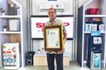 026-Foto-1-Andry-Adi-Utomo-meneriman-penghargaan-PR-Practitionaire-of-the-year-1-1
